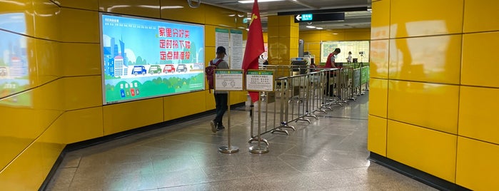 鷺江駅 is one of Guangzhou Metro.