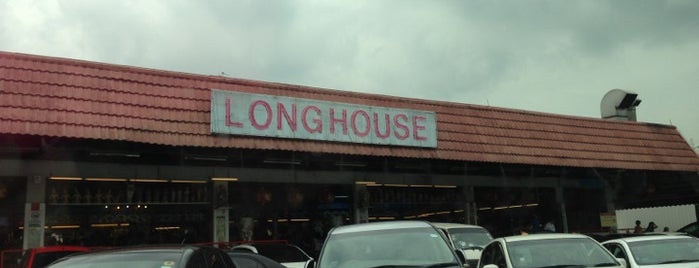 Longhouse Food Centre is one of สถานที่ที่ LR ถูกใจ.