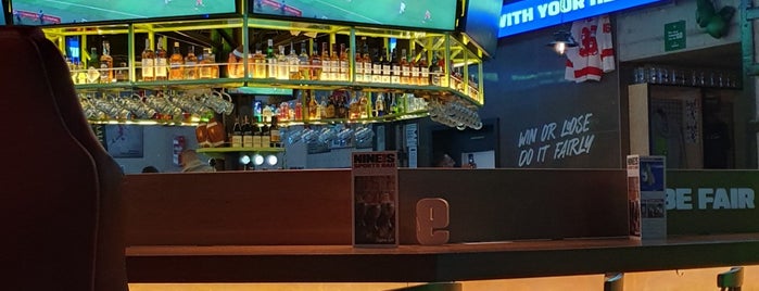 Nine's Restaurant & Sports Bar is one of Dmitry'in Beğendiği Mekanlar.