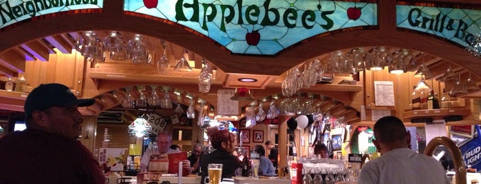Applebee's Grill + Bar is one of Lugares favoritos de Pao.