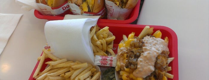 In-N-Out Burger is one of Tempat yang Disukai Максим.