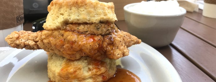 Maple Street Biscuit Company is one of Lugares favoritos de Jennifer.
