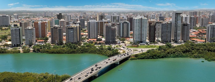 Aracaju is one of Capitais brasileiras.