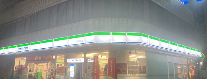 FamilyMart is one of コンビニその３.