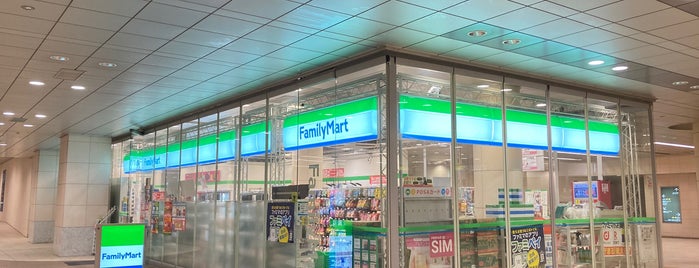 FamilyMart is one of コンビニその３.