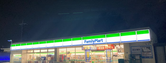 FamilyMart is one of コンビニ5.