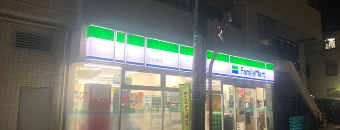 ファミリーマート 市谷台町店 is one of 渋谷、新宿コンビニ.