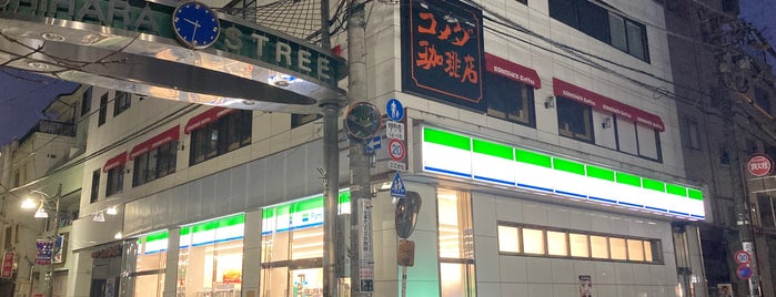 ファミリーマート 幡ヶ谷駅南店 is one of 渋谷、新宿コンビニ.