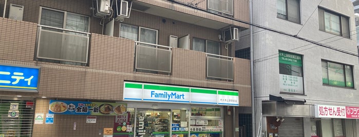ファミリーマート 代々木上原駅前店 is one of 渋谷、新宿コンビニ.