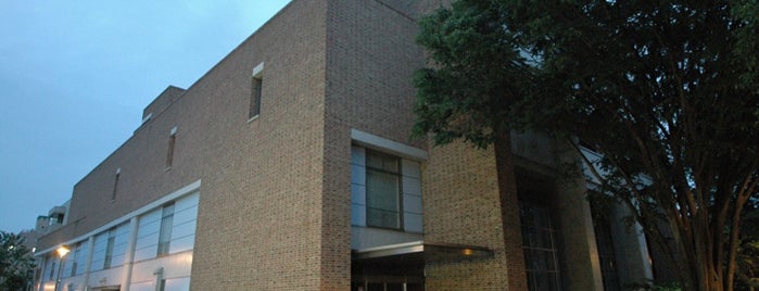 武蔵野市立中央図書館 is one of 近所の図書館.
