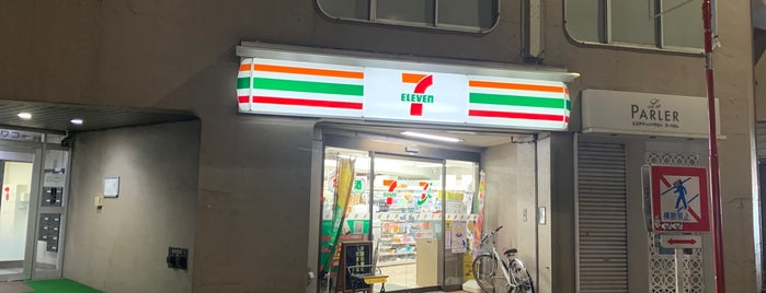 セブンイレブン  新宿4丁目明治通り店 is one of コンビニその３.