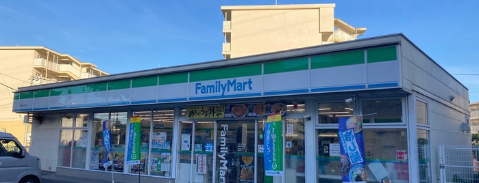 FamilyMart is one of 都内で駐車場のあるコンビニ.