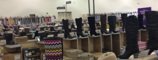 DSW Designer Shoe Warehouse is one of Lugares favoritos de Brett.