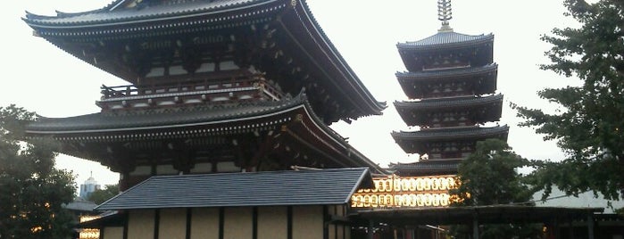 Templo Sensō-ji is one of Tokyo.
