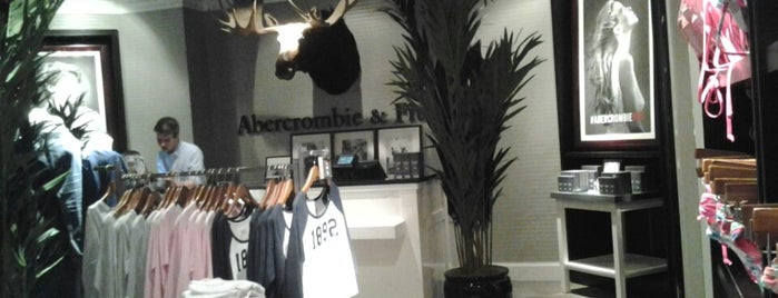 Abercrombie & Fitch is one of Terriさんのお気に入りスポット.