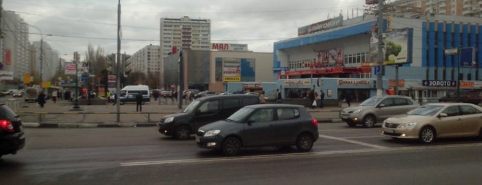 Площадь у м. Отрадное is one of Orte, die Oksana gefallen.