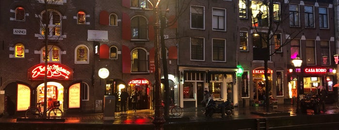 Quartiere a Luci Rosse di Amsterdam is one of Posti che sono piaciuti a Cansu.