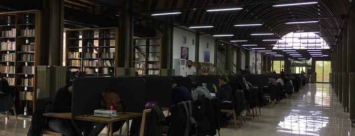 Merkezefendi Kütüphanesi is one of Tempat yang Disukai Enes.