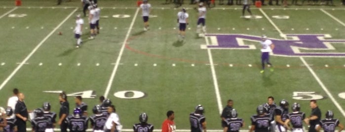 North Canyon High Football Stadium is one of Tさんのお気に入りスポット.