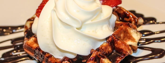 Tasty Waves Frozen Yogurt Cafe is one of Locais salvos de Moo.
