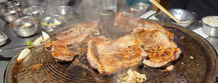O2 Korean BBQ is one of Lieux sauvegardés par Kimmie.