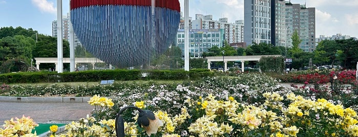 Olympic Park Rose Garden is one of สถานที่ที่บันทึกไว้ของ Kelley.