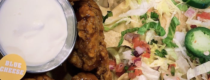 Buffalo Wild Wings is one of The 13 Best Places for Chicken Wings in Mexico City.