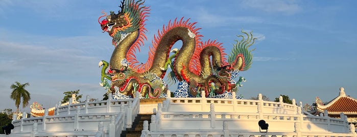 The Dragon Courtyard is one of 巨像を求めて.