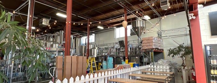 Bellwoods Brewery is one of Tempat yang Disimpan Chad.