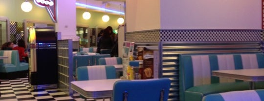 Blue Moon 50's Diner is one of Para comer.