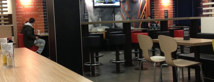 McDonald's is one of Locais curtidos por Lisa.