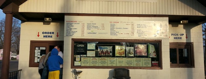 Archie's Drive In is one of Must Go Places In Findlay, Ohio.
