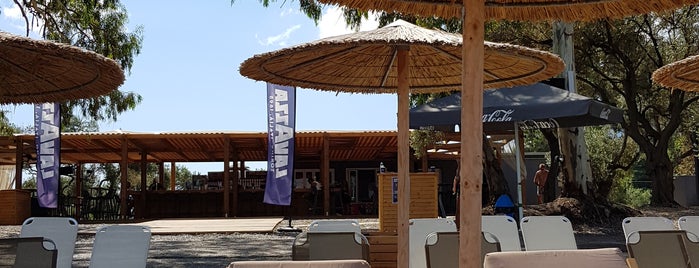 Asproneri Beach Bar is one of Lieux qui ont plu à Apostolos.