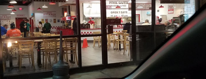 Five Guys is one of Christinaさんのお気に入りスポット.