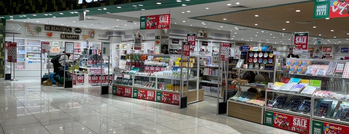 TOKYU HANDS is one of Singapore.