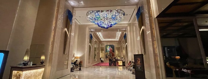 The Ritz-Carlton Jakarta Mega Kuningan is one of Locais curtidos por Psymon.