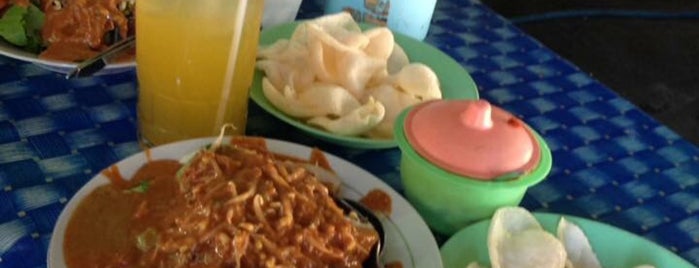 Gado-gado Jumbo Pak Tikno is one of Eating around Surabaya.