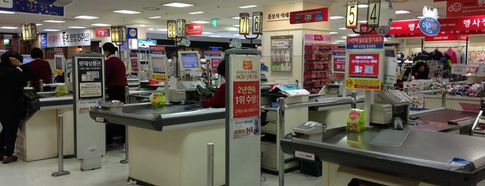 LOTTE Mart is one of 쇼핑몰.