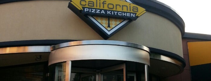 California Pizza Kitchen is one of Tempat yang Disukai Todd.
