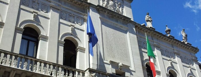 Palazzo Moroni is one of Luoghi da ricordare.