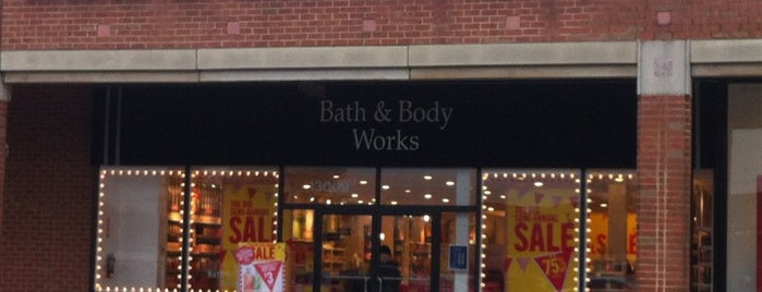 Bath & Body Works is one of Tempat yang Disukai Aaron.