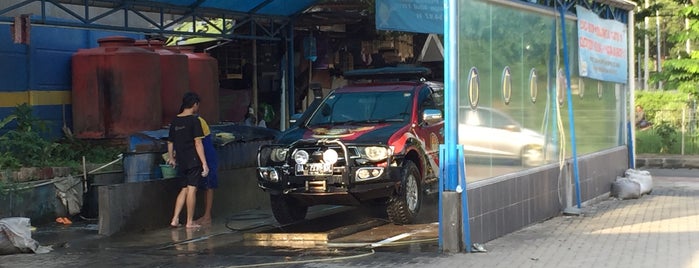 United oil car wash is one of สถานที่ที่ Yohan Gabriel ถูกใจ.
