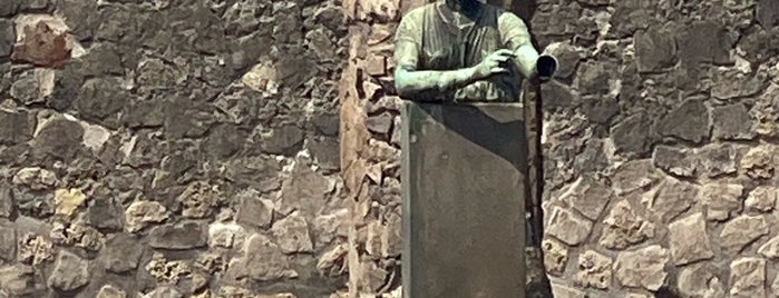 Tempio di Apollo is one of Pompeia.