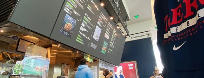 Shake Shack is one of Alejandroさんのお気に入りスポット.