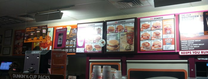 Dunkin' is one of Lugares favoritos de Ashley.