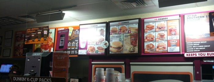 Dunkin' is one of Tempat yang Disukai Ashley.