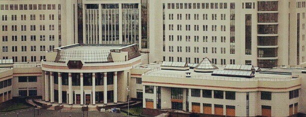 Ломоносовский корпус МГУ is one of Tempat yang Disukai Jano.