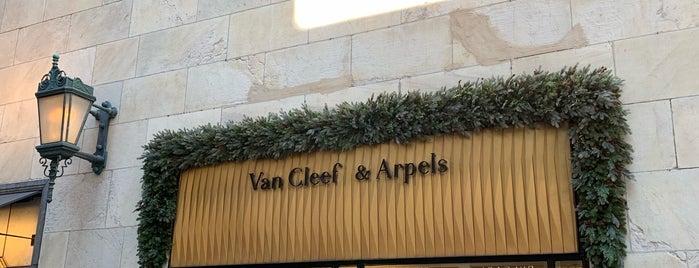 Van Cleef & Arpels is one of Vincentさんのお気に入りスポット.