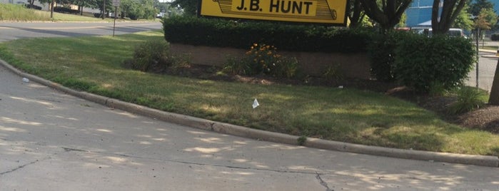 J.B. Hunt Transport Services, Inc. is one of Deborah 님이 좋아한 장소.