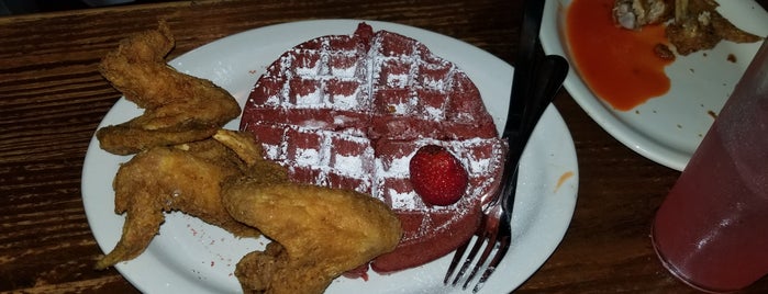 Kiki's Chicken and Waffles is one of Lugares guardados de William.